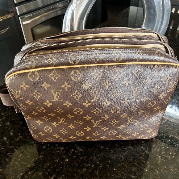 SOLD Louis Vuitton Reporter GM w/ Free LV Gift - Picture 2 of 15